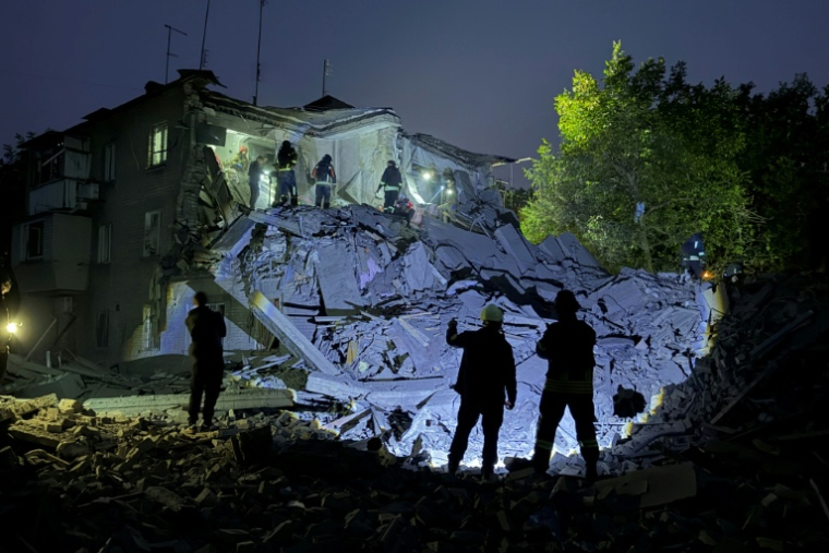 Opérations de recherche dans un immeuble détruit par une frappe russe à Zaporijjia, en Ukraine, le 10 octobre 2026 ( AFP / Daria Nazarova )
