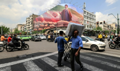 Une affiche géante représentant le guide suprême iranien Mojtaba Khamenei, le 20 avril 2026 à Téhéran ( AFP / ATTA KENARE )