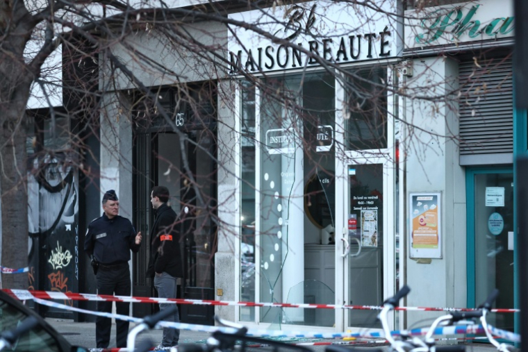 Des policiers devant la vitrine d'un salon de beauté contre lequel une grenade a été lancée à Grenoble, le 6 février 2026 en Isère Two individuals presented themselves at the institute, one threw an explosive object that had 'no significant charge or projecting metal elements' and the other filmed the scene, prosecutor Etienne Manteaux explained. Their video is already on social networks, he said, mentioning an 'intimidation action' demonstrating 'an escalation in the delinquency of offenders'. ( AFP / Alex MARTIN )