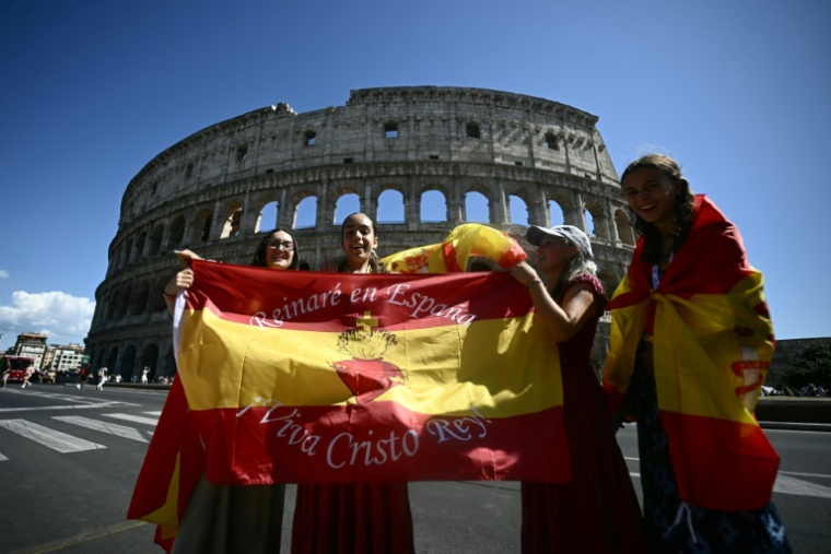 Des jeunes posent derrière un drapeau espagnol alors qu'ils se rassemblent près du Colisée lors du Jubilé de la Jeunesse à Rome le 31 juillet 2025 ( AFP / Filippo MONTEFORTE )