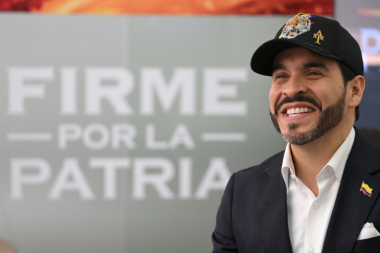Le candidat à la présidence de la Colombie Abelardo de la Espriella lors d'une interview avec l'AFP dans son local de campagne à Bogota le 11 février 2026 ( AFP / Luis ACOSTA )