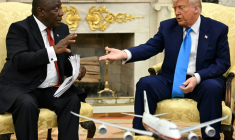 Le président américain Donald Trump (D) accueille le président sud-africain Cyril Ramaphosa dans le Bureau ovale de la Maison Blanche, à Washington, le 21 mai 2025 ( AFP / Jim WATSON )