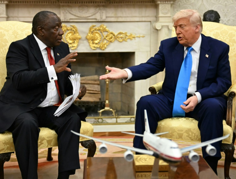 Le président américain Donald Trump (D) accueille le président sud-africain Cyril Ramaphosa dans le Bureau ovale de la Maison Blanche, à Washington, le 21 mai 2025 ( AFP / Jim WATSON )