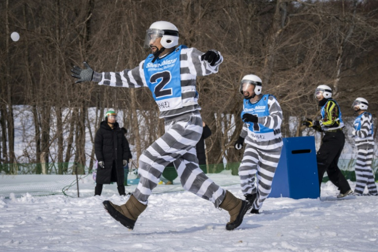 Un joueur lance une boule de neige lors d'une partie de "yukigassen" à Sobetsu, sur l'île septentrionale japonaise d'Hokkaido, le 21 février 2026 ( AFP / Yuichi YAMAZAKI )