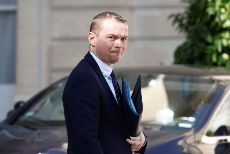 Le ministre du Travail, du Plein emploi et de l'Insertion Olivier Dussopt quitte le palais de l'Élysée après la réunion hebdomadaire du cabinet à Paris