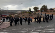 La police espgnole évacue des migrants installés dans une zone industrielle de Ceuta
