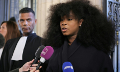 Assa Traore, la soeur d'Adama Traoré, répond à la presse au côté de l'avocat Yassine Bouzrou, le 11 février 2026 à la Cour de cassation à Paris ( AFP / Thomas SAMSON )