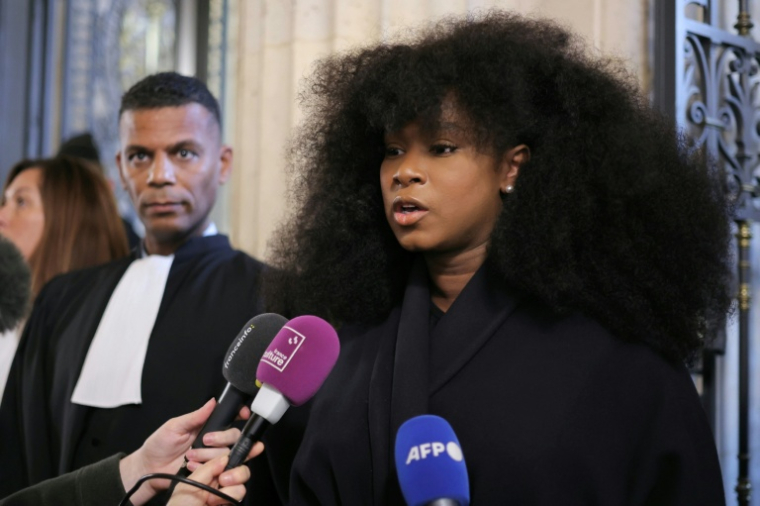 Assa Traore, la soeur d'Adama Traoré, répond à la presse au côté de l'avocat Yassine Bouzrou, le 11 février 2026 à la Cour de cassation à Paris ( AFP / Thomas SAMSON )