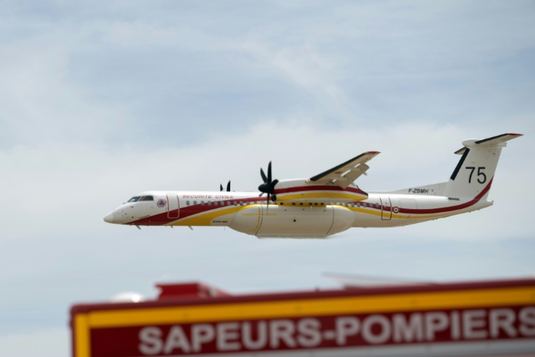 Un avion Dash 8-Q400MR lors d'une démonstration à l'occasion de la visite du ministre de l'Intérieur Laurent Nuñez pour le lancement de la campagne nationale de prévention des feux de forêt, le 4 juin 2026 à Nîmes, dans le Gard ( AFP / Miguel MEDINA )