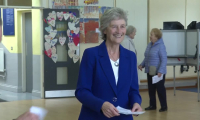 La favorite Catherine Connolly vote pour l'élection présidentielle irlandaise