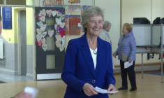 La favorite Catherine Connolly vote pour l'élection présidentielle irlandaise