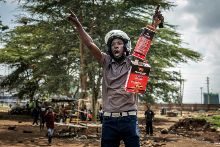 Un manifestant brandit des bidons vides, à Nairobi le 18 mai 2026, jour de grève et de protestations au Kenya contre une nouvelle hausse des prix des carburants ( AFP / Luis TATO )