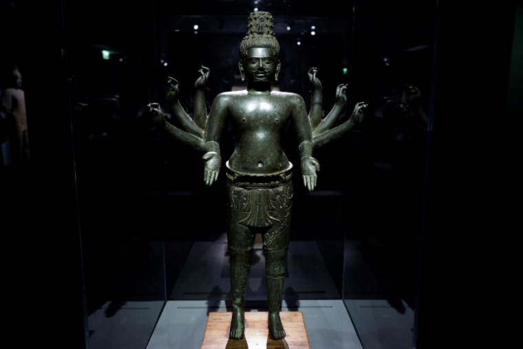 Un Bodhisattva Maitreya présenté dans le cadre de l'exposition "Bronzes royaux d'Angkor" au musée Guimet à Paris, le 28 avril 2025 ( AFP / STEPHANE DE SAKUTIN )