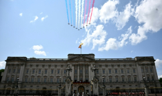 L'équipe de voltige aérienne de la Royal Air Force britannique (RAF), les « Red Arrows », effectue un survol du palais de Buckingham lors du défilé organisé à l'occasion de l'anniversaire du roi, « Trooping the Colour », à Londres, le 14 juin 2025. ( AFP / Ben STANSALL )