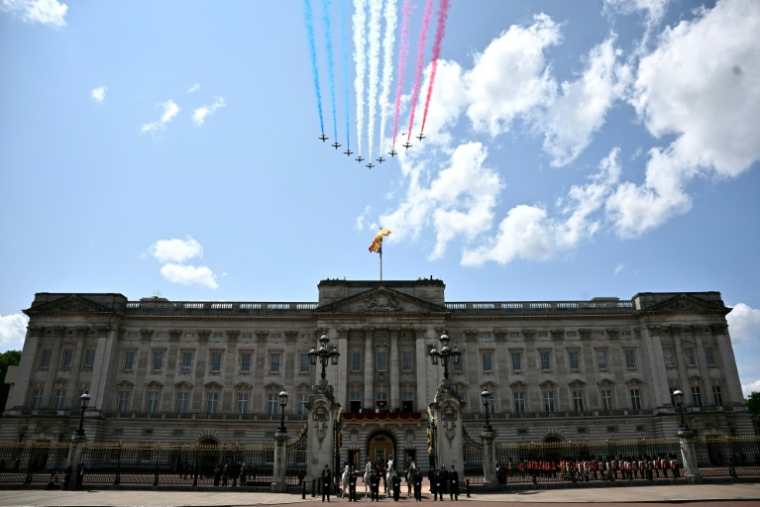 L'équipe de voltige aérienne de la Royal Air Force britannique (RAF), les « Red Arrows », effectue un survol du palais de Buckingham lors du défilé organisé à l'occasion de l'anniversaire du roi, « Trooping the Colour », à Londres, le 14 juin 2025. ( AFP / Ben STANSALL )