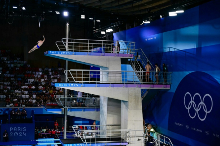 Le plongeur chinois Cao Yuan en compétition pour le plongeon à 10 mètres lors des JO-2024 au Centre aquatique olympique de Saint-Denis, au nord de Paris, le 9 août 2024 ( AFP / Manan VATSYAYANA )