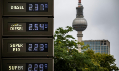 Un panneau affiche les prix du carburant dans une station-service à Berlin, le 2 octobre 2026 ( AFP / John MACDOUGALL )