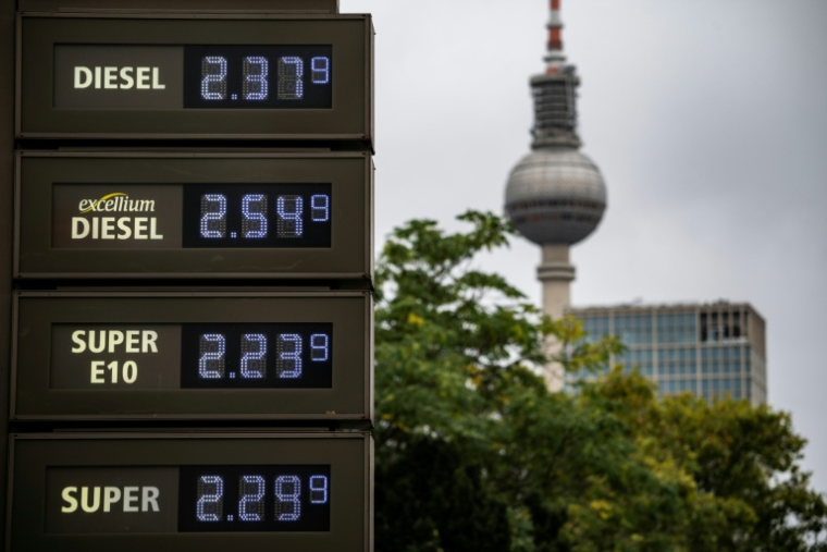Un panneau affiche les prix du carburant dans une station-service à Berlin, le 2 octobre 2026 ( AFP / John MACDOUGALL )