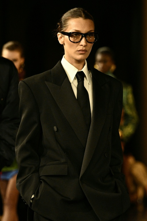 La mannequin Bella Hadid au défilé Saint Laurent lors de la semaine de la mode féminine printemps-été 2025 de Paris, le 24 septembre 2024 ( AFP / JULIEN DE ROSA )