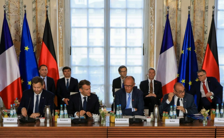 Le chancelier allemand Friedrich Merz (c,d), le ministre français de l'Intérieur Laurent Nuñez (d), le président français Emmanuel Macron (c,g) et le ministre allemand des Finances et vice-chancelier Lars Klingbeil (d), lors du 26e Conseil des ministres franco-allemand, au château d'Augustusburg à Brühl, le 17 juillet 2026 dans l'ouest de l'Allemagne ( AFP / Ludovic MARIN )