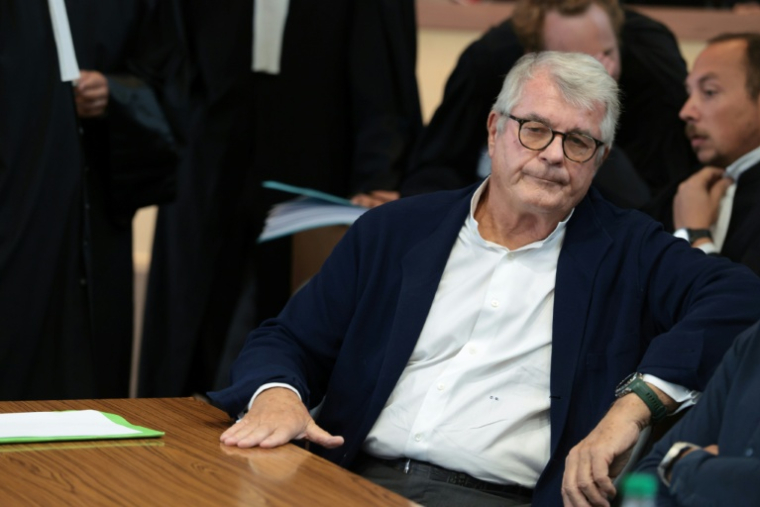L'homme d'affaires Olivier Bouygues attend l'ouverture de son procès au tribunal correctionnel d'Orléans pour la destruction d'espèces d'oiseaux protégées sur son domaine de chasse en forêt de Sologne, le 7 septembre 2026 dans le Loiret ( AFP / Alain JOCARD )