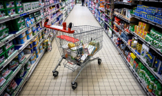 Baisser la TVA ne serait pas efficace pour améliorer le pouvoir d'achat, selon le Conseil des prélèvements obligatoires, qui dépend de la Cour des comptes. ( AFP / LIONEL BONAVENTURE )