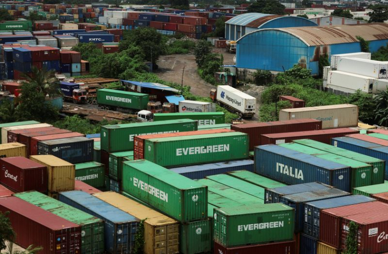 Un camion transportant un conteneur d'expédition est garé dans un entrepôt à Navi Mumbai