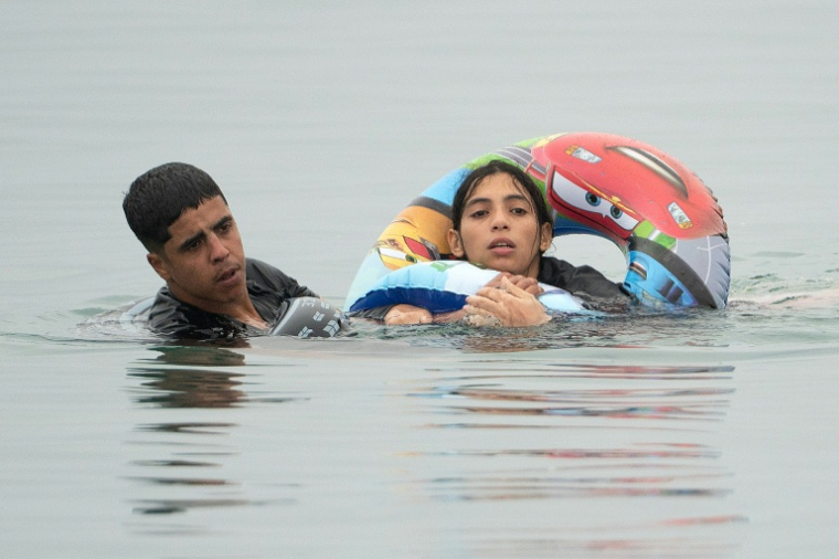 Des jeunes migrants nageant à la frontière entre le Maroc et Ceuta, le 31 juillet 2026 ( AFP / JORGE GUERRERO )