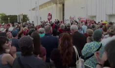 Washington: manifestation de soutien au Kennedy Center face aux projets de Trump