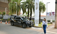 Des policiers devant la clinique privée DF Star de Brasilia où l'ancien président brésilien Jair Bolsonaro a été admis hier après un malaise, le 17 septembre 2025 ( AFP / Evaristo Sa )