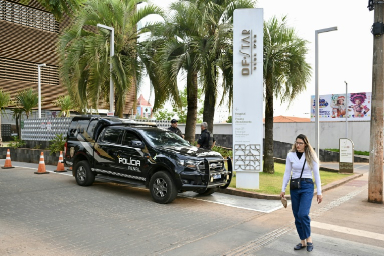 Des policiers devant la clinique privée DF Star de Brasilia où l'ancien président brésilien Jair Bolsonaro a été admis hier après un malaise, le 17 septembre 2025 ( AFP / Evaristo Sa )