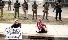 Manifestation devant le centre de détention de la police de l'immigration (ICE) Delaney Hall, à Newark dans le New Jersey, le 26 mai 2026 ( AFP / CHARLY TRIBALLEAU )