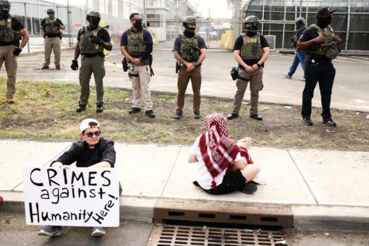 Manifestation devant le centre de détention de la police de l'immigration (ICE) Delaney Hall, à Newark dans le New Jersey, le 26 mai 2026 ( AFP / CHARLY TRIBALLEAU )