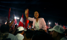 La candidate à la présidentielle péruvienne Keiko Fujimori, du parti Fuerza Popular, salue ses partisans lors de son meeting de clôture de campagne à Villa El Salvador, à Lima, le 9 avril 2026 ( AFP / ERNESTO BENAVIDES )