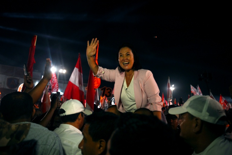 La candidate à la présidentielle péruvienne Keiko Fujimori, du parti Fuerza Popular, salue ses partisans lors de son meeting de clôture de campagne à Villa El Salvador, à Lima, le 9 avril 2026 ( AFP / ERNESTO BENAVIDES )
