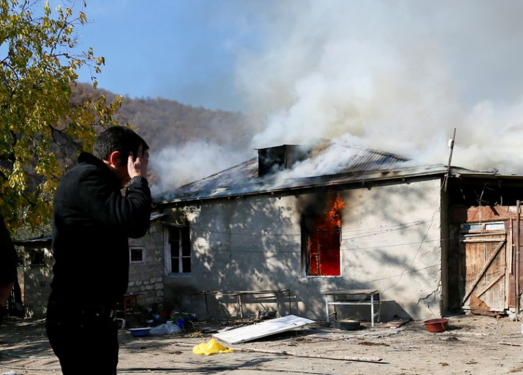 AU HAUT-KARABAKH, LES ARMÉNIENS BRÛLENT LEURS MAISONS AVANT DE PARTIR