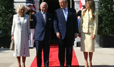 Le président américain Donald Trump et son épouse Melania Trump reçoivent le roi Charles III et la reine Camilla à la Maison Blanche, le 27 avril 2026 à Washington ( AFP / SAUL LOEB )