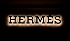 Le logo d'Hermès dans un magasin de Nice