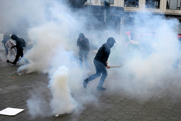 En début d'après-midi, les forces de l'ordre ont fait usage de canons à eau et de gaz lacrymogène pour disperser des petits groupes de manifestants violents et masqués, a constaté un journaliste de l'AFP ( AFP / Nicolas TUCAT )