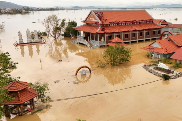 Scène d'inodation à Lam Thanh, commune de la province côtière de Nghe An, dans le nord du Vietnam, le 30 septembre 2025 ( AFP / Phan Duy )
