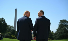 Le président américain Donald Trump, à gauche, et le président polonais Karol Nawrocki, à droite, devant la Maison Blanche le 3 septembre 2025 ( AFP / SAUL LOEB )