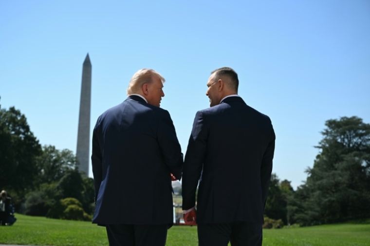 Le président américain Donald Trump, à gauche, et le président polonais Karol Nawrocki, à droite, devant la Maison Blanche le 3 septembre 2025 ( AFP / SAUL LOEB )