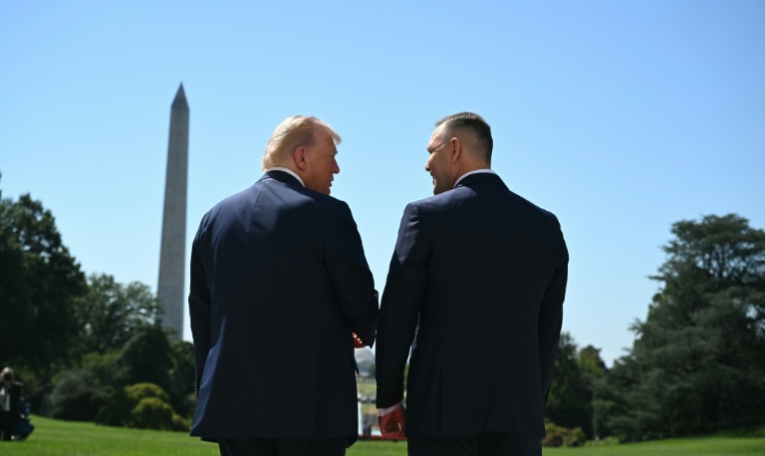 Le président américain Donald Trump, à gauche, et le président polonais Karol Nawrocki, à droite, devant la Maison Blanche le 3 septembre 2025 ( AFP / SAUL LOEB )