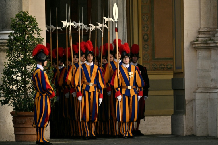 Des gardes suisses prennent position avant l'arrivée du président français Emmanuel Macron et de son épouse Brigitte Macron pour une audience avec le pape Léon XIV, au Vatican, le 10 avril 2026. ( AFP / Tiziana FABI )