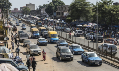 La vie a repris son cours dans la capitale, avec des véhicules circulant près du marché, après le coup d'Etat militaire en Guinée-Bissau, à Bissau le 28 novembre 2025 ( AFP / PATRICK MEINHARDT )