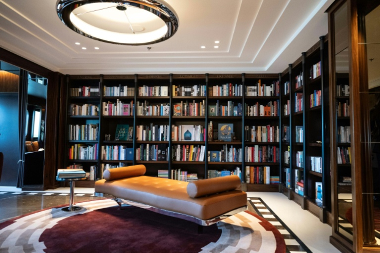 La bibliothèque à bord du voilier Orient Express Corinthian, aux Chantiers de l'Atlantique à Saint-Nazaire, le 28 avril 2026 en Loire-Atlantique ( AFP / Sebastien Salom-Gomis )