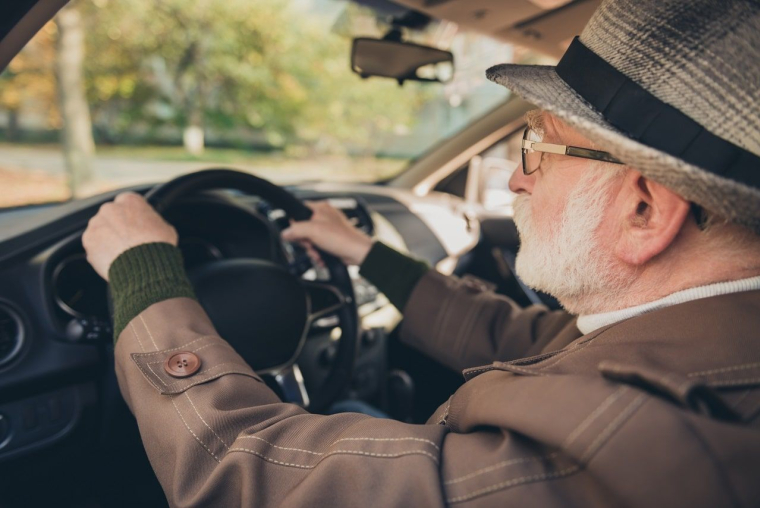 Il faudra passer un examen médical régulier pour pouvoir continuer à conduire (Crédits photo : Adobe Stock - )