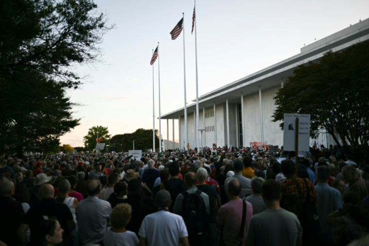Manifestation pour la défense du Kennedy Center, haut lieu culturel de Washington que le président américain Donald Trump menace de condamner si son nom n'y est pas accolé, le 18 septembre 2026 à Washington ( AFP / Kent NISHIMURA )