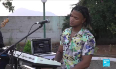 "Faire rire pour détendre les esprits et apaiser les cœurs", la thérapie de l'humoriste Manitou