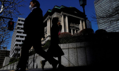 Des piétons passent devant le bâtiment de la Banque du Japon à Tokyo